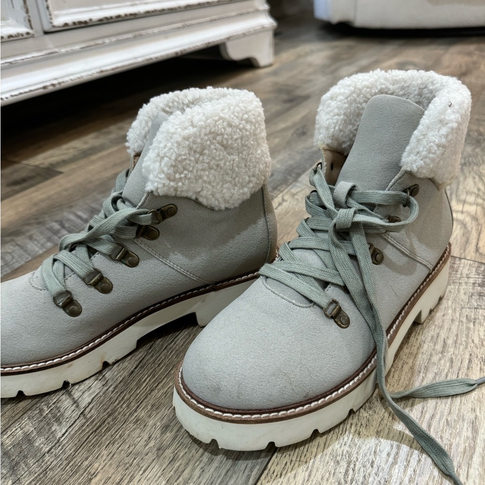 Oasis society winter boots. Size 8. Worn once. In great condition!!
